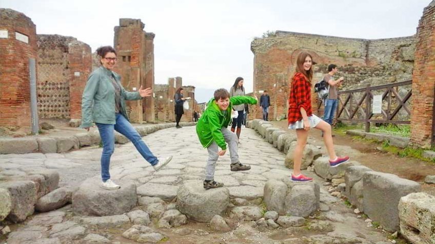 Pompeii 2 hours happy tour for children